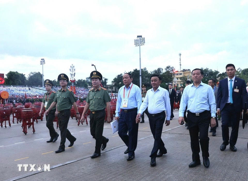 Ông Trần Cẩm Tú, Ủy viên Bộ Chính trị, Thường trực Ban Bí thư, Trưởng Ban Chỉ đạo Trung ương kỷ niệm các ngày lễ lớn và sự kiện lịch sử quan trọng của đất nước trong 3 năm 2023-2025 đến dự và kiểm tra chương trình Tổng duyệt. (Ảnh: Lâm Khánh/TTXVN)
