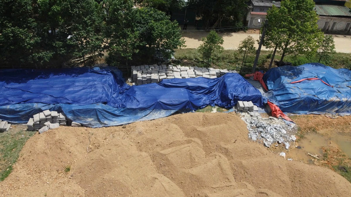 Số xi măng xã Lộc Yên (Hương Khê, Hà Tĩnh) để ở sân bóng thôn Bình Phúc. Ảnh: HN.