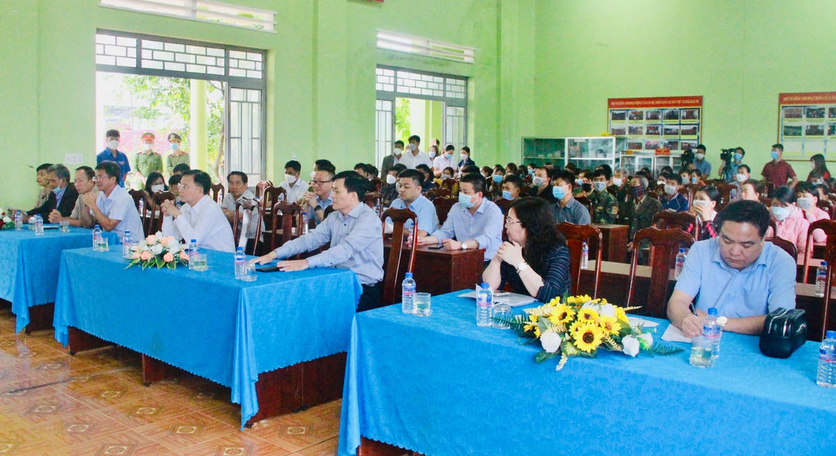 Đoàn công tác làm việc tại trụ sở UBND xã Đắk Búk So huyện Tuy Đức.