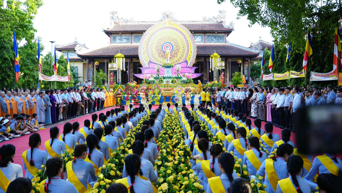 Quang cảnh Đại lễ Phật đản Phật lịch 2567 tại chùa Từ Đàm.
