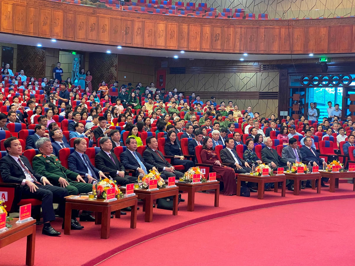 Quyền Chủ tịch nước Võ Thị Ánh Xuân; Ủy viên Bộ Chính trị Nguyễn Xuân Thắng, Giám đốc Học viện Chính trị quốc gia Hồ Chí Minh, Chủ tịch Hội đồng Lý luận Trung ương cùng đông đảo lãnh đạo, nguyên lãnh đạo Đảng, Nhà nước, MTTQ Việt Nam; các Ban, Bộ, Ngành Trung ương, các tỉnh, thành phố dự lễ kỷ niệm.