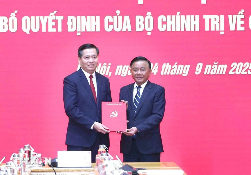 Đồng chí Trần Cẩm Tú, Ủy viên Bộ Chính trị, Thường trực Ban Bí thư, Bí thư Đảng ủy các cơ quan Đảng Trung ương trao Quyết định của Bộ Chính trị cho đồng chí Nguyễn Long Hải. (Ảnh: Phương Hoa/TTXVN)