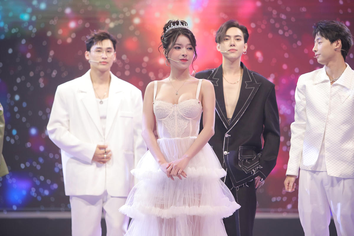 Sự xinh đẹp của nữ chính Wony khiến dàn khách mời đứng ngồi không yên. Ảnh: Perfect Universe.