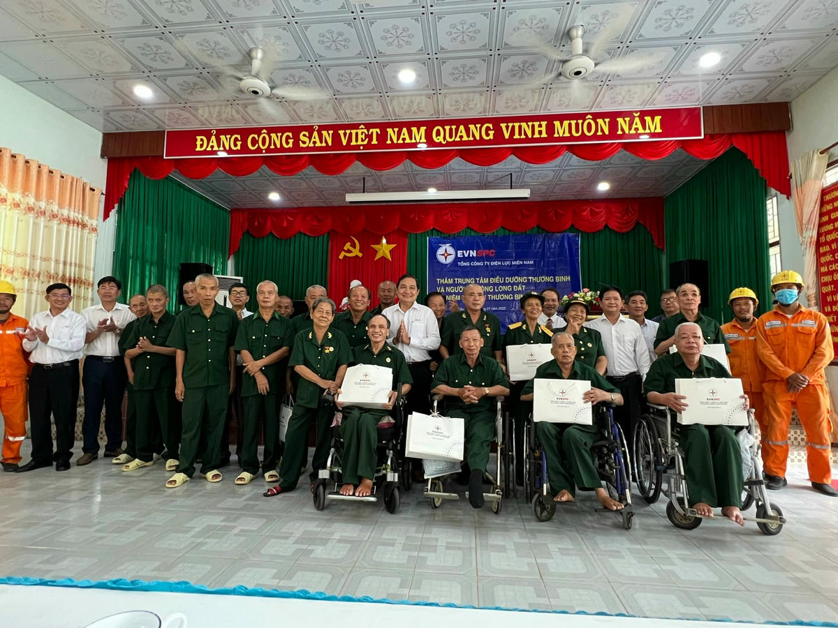 Đoàn công tác của EVN SPC chụp hình lưu niệm cùng các thương, bệnh binh tại Trung tâm điều dưỡng thương binh và người có công Long Đất.