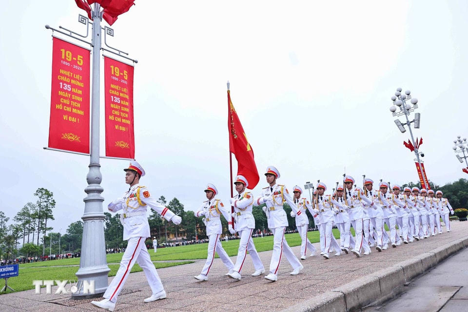 Đúng 6h, đoàn quân kỳ Quyết Thắng thực hiện các nghi thức buổi lễ chào cờ thiêng liêng. (Ảnh: Minh Đức/TTXVN)