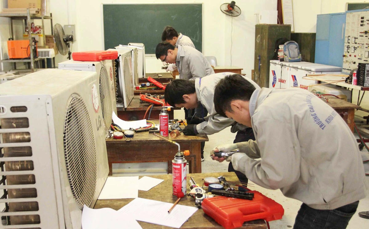 Sớm tháo gỡ việc dạy văn hoá trong trường nghề.