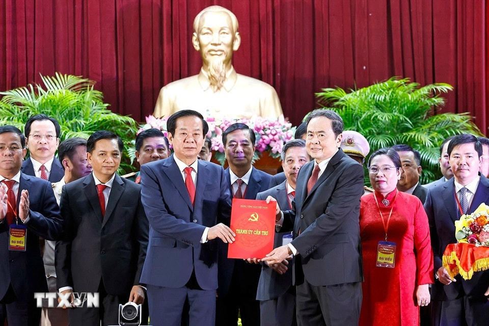 Chủ tịch Quốc hội Trần Thanh Mẫn trao Quyết định của Bộ Chính trị chỉ định Ban Chấp hành Đảng bộ thành phố Cần Thơ nhiệm kỳ 2020-2025 cho ông Đỗ Thanh Bình, Ủy viên Trung ương Đảng, Bí thư Thành ủy Cần Thơ. (Ảnh: Doãn Tấn/TTXVN)