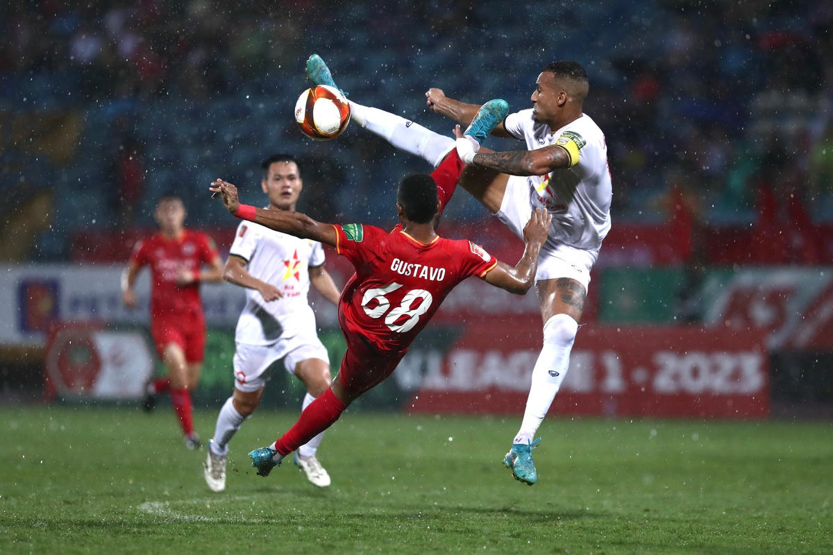 Trận đấu diễn ra căng thẳng và quyết liệt (Ảnh: T.T).