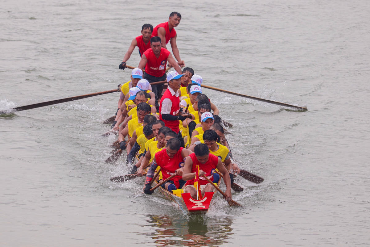 Việc đóng thuyền luôn được chăm chút công phu dưới bàn tay những nghệ nhân tâm huyết. Những thân gỗ dài 20 - 30m, được cưa xẻ theo thước tấc nghiêm ngặt, cộng với những bí truyền ngàn đời để hình thành nên chiếc thuyền đua bơi.