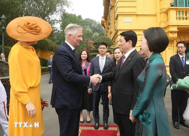 Chủ tịch nước Lương Cường và Phu nhân đón Nhà vua Vương quốc Bỉ Philippe và Hoàng hậu. (Ảnh: Lâm Khánh/TTXVN) ttxvn-le-don-nha-vua-bi-2.jpg