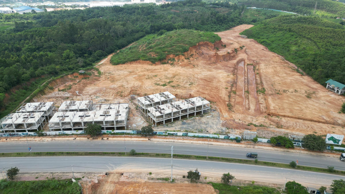 Bên trong dự án không còn thấy máy móc, công nhân thi công xây dựng...