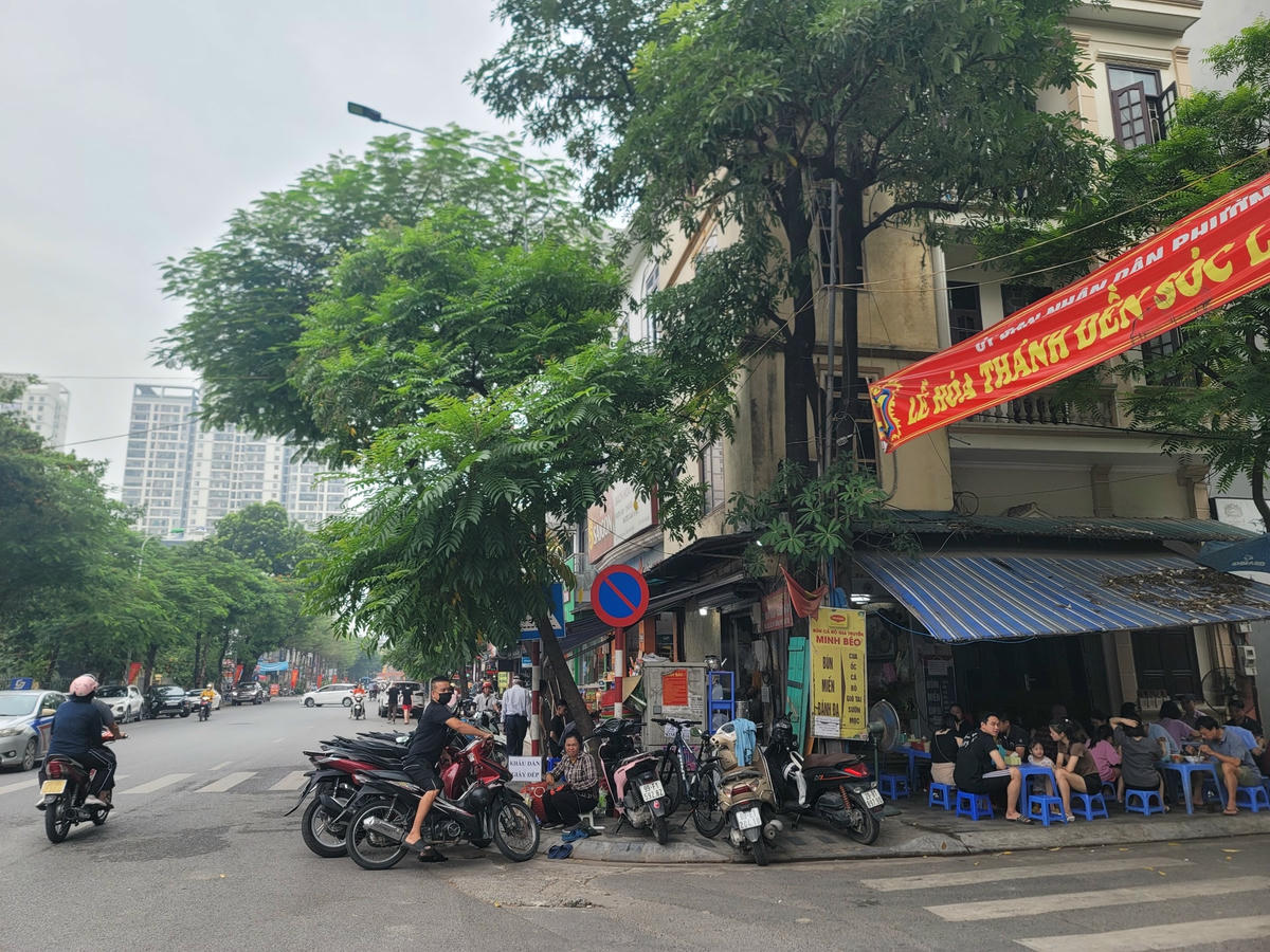 Hàng ăn dùng vỉa hè để đặt bàn ghế kinh doanh, phương tiện của khách để theo dãy dưới lòng đường ngay biển báo cấm đỗ.