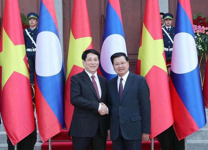 Chủ tịch nước Lương Cường và Tổng Bí thư, Chủ tịch nước Lào Thongloun Sisoulith chụp ảnh chung. (Ảnh: Lâm Khánh/TTXVN)