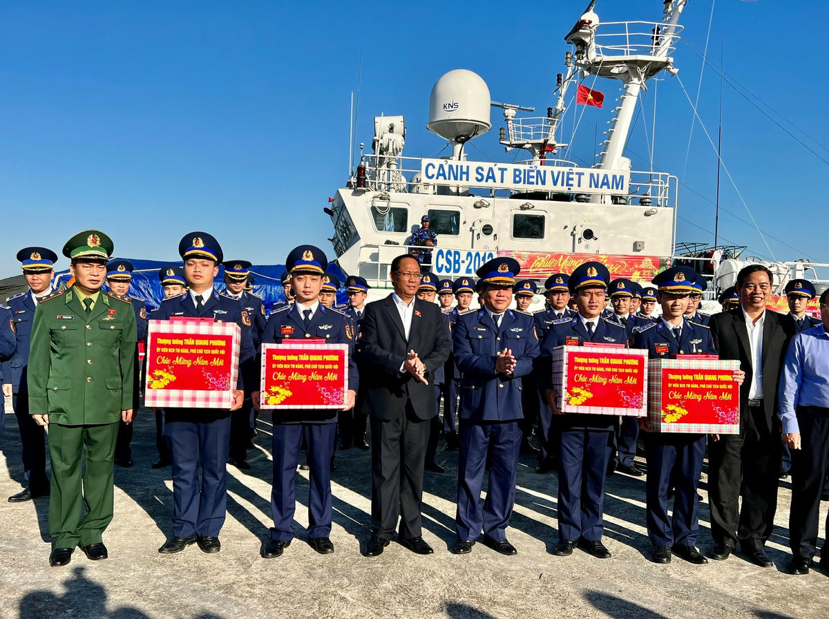 Thượng tướng Trần Quang Phương và đoàn công tác thăm, tặng quà, chúc Tết cho lực lượng vũ trang và các đơn vị trên địa bàn tỉnh Quảng Trị. Ảnh: N.L.