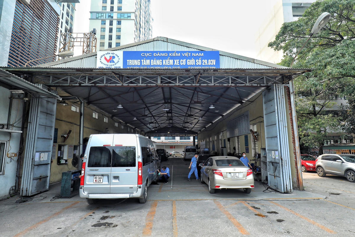 Từ ngày 22/3, Thông tư 02/2023/TT-BGTVT về sửa đổi, bổ sung một số điều của Thông tư 16/2021/TT-BGTVT chính thức có hiệu lực thi hành. Xe cơ giới chưa qua sử dụng và có năm sản xuất đến năm nộp hồ sơ đề nghị cấp Giấy chứng nhận kiểm định dưới 2 năm (năm sản xuất cộng 1 năm) và có đủ hồ sơ hợp lệ sẽ miễn kiểm định và được cấp tem, giấy chứng nhận tại các trung tâm đăng kiểm mà không phải mang xe đến trình diện khiến người dân rất phấn khởi.