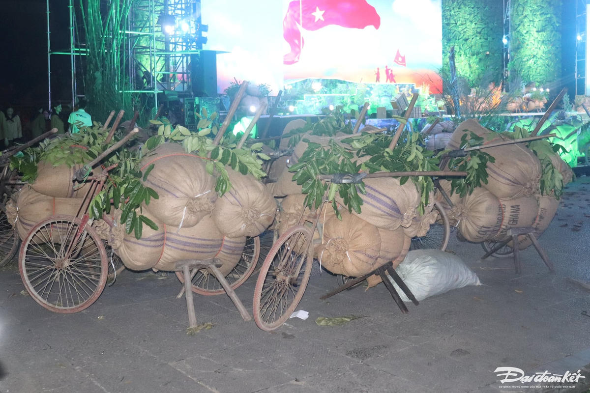Cùng với đó, tại điểm cầu xứ Thanh sẽ tái hiện một cách sinh động khung cảnh hướng về tiền tuyến, dân công vận chuyển lương thực bằng xe đạp thồ, vượt qua mưa bom bão đạn lên chiến trường, đóng góp cho chiến thắng. Ảnh: Đình Minh