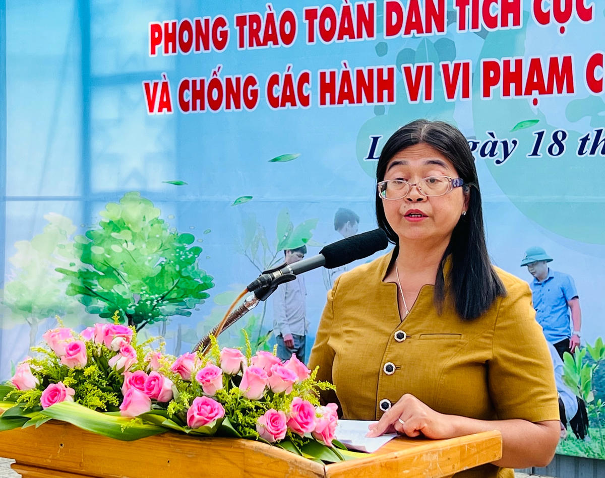 bà H’Kim Hoa Byă, Uỷ viên Ban Thường vụ Tỉnh uỷ, Trưởng Ban Dân vận Tỉnh uỷ, Chủ tịch UBMTTQVN tỉnh Đắk Lắk , phát biểu khai mạc Lễ phát động trồng cây.