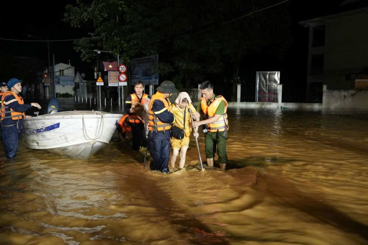 Nước sông Hồng dâng cao khiến nhiều hộ dân ở TP Yên Bái bị ngập, cô lập. Ảnh: Đỗ Huy - Cảnh Toàn.