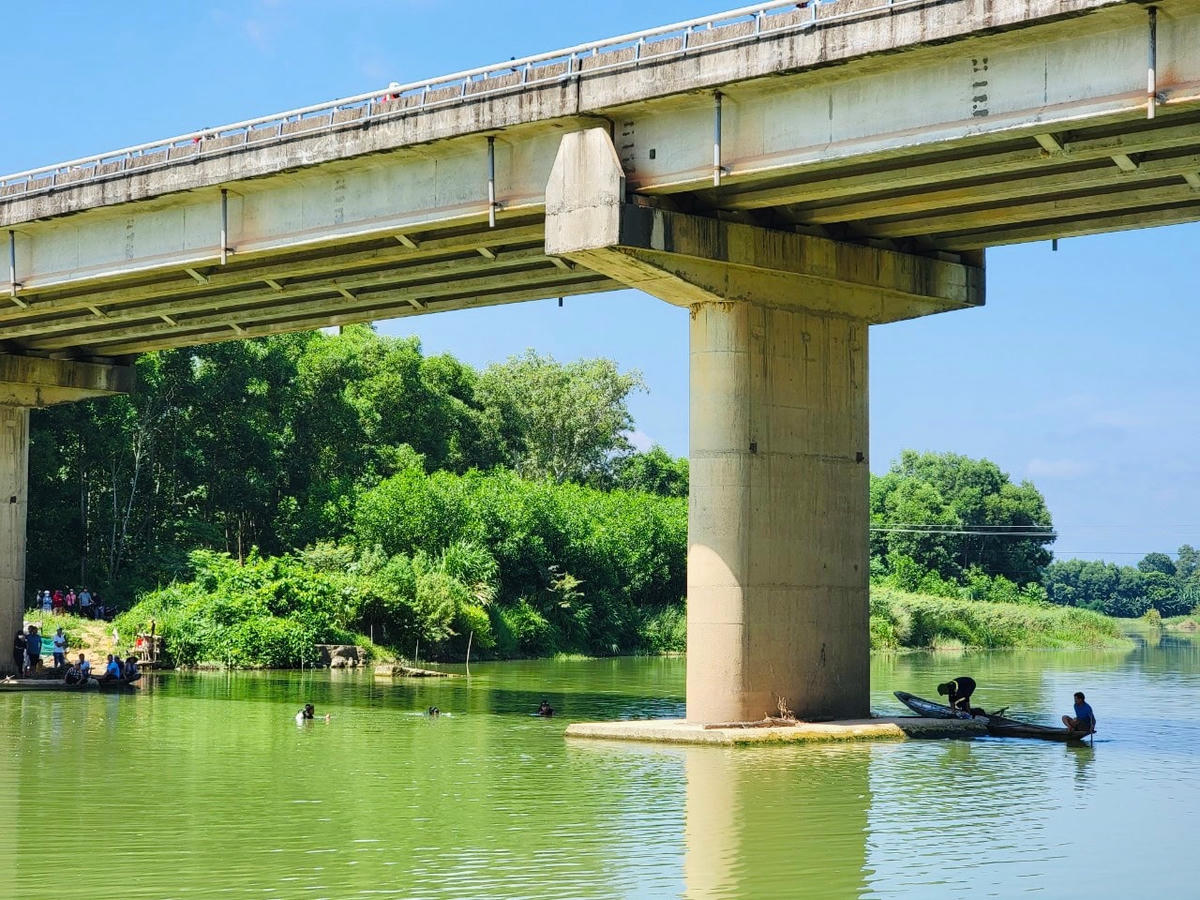 Lực lượng chức năng tiến hành tìm kiếm nạn nhân (Ảnh: Phòng Cảnh sát PCCC và CNCH Công an tỉnh Quảng Trị).