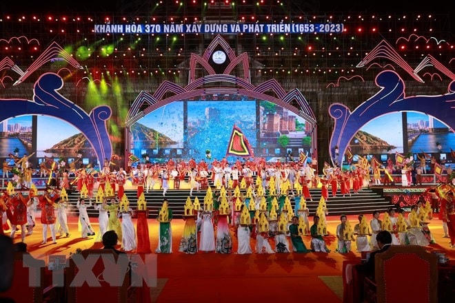 Chương trình nghệ thuật chào mừng Lễ kỷ niệm 370 năm xây dựng và phát triển tỉnh Khánh Hòa. Ảnh: Dương Giang/TTXVN.