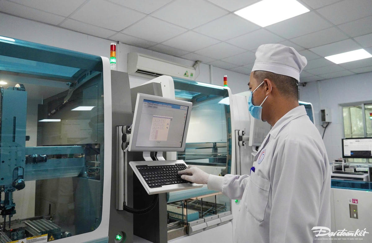 Nhân viên Bệnh viện đang thực hiện xét nghiệm.