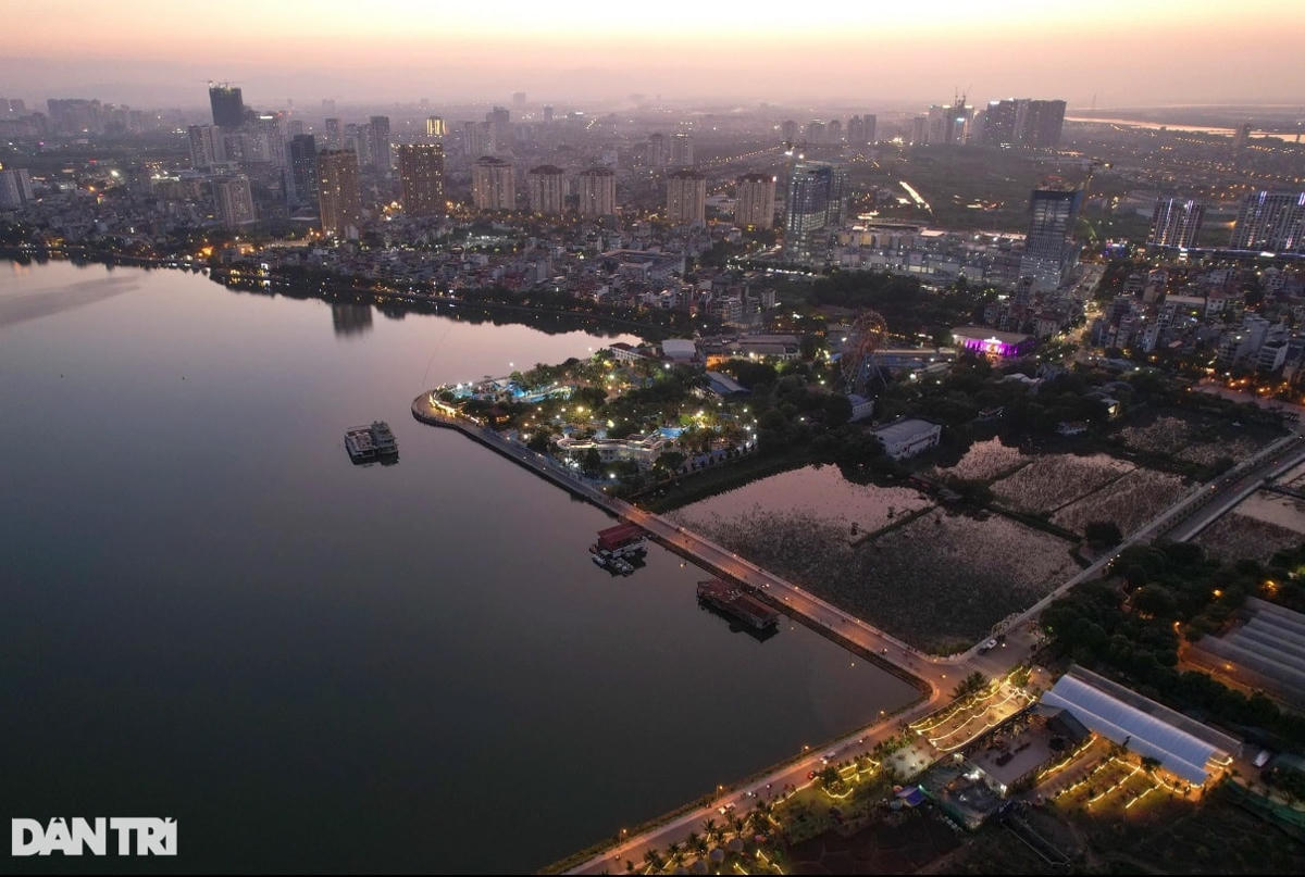 Toàn cảnh Công viên nước Hồ Tây và phía trước là phần mặt hồ đã trở nên thoáng đãng hơn sau khi dẹp bỏ các nhà hàng nổi trên mặt nước gây ô nhiễm.