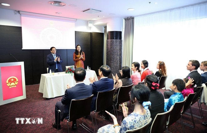 Thủ tướng Phạm Minh Chính phát biểu tại buổi gặp cán bộ, nhân viên Đại sứ quán và cộng đồng người Việt Nam tại Estonia. (Ảnh: Dương Giang/TTXVN) ttxvn-thu-tuong-cong-dong-nguoi-viet-nam-tai-estonia-1.jpg