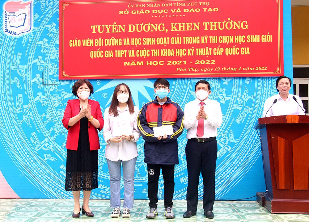 Võ Tiến Thành (đứng thứ hai từ bên trái sang), học sinh lớp 12C1 Trường THPT Chuyên Hùng Vương là một trong bốn thành viên của đội tuyển Quốc gia môn Sinh học dự thi Olympic Sinh học quốc tế (IBO) năm 2022.