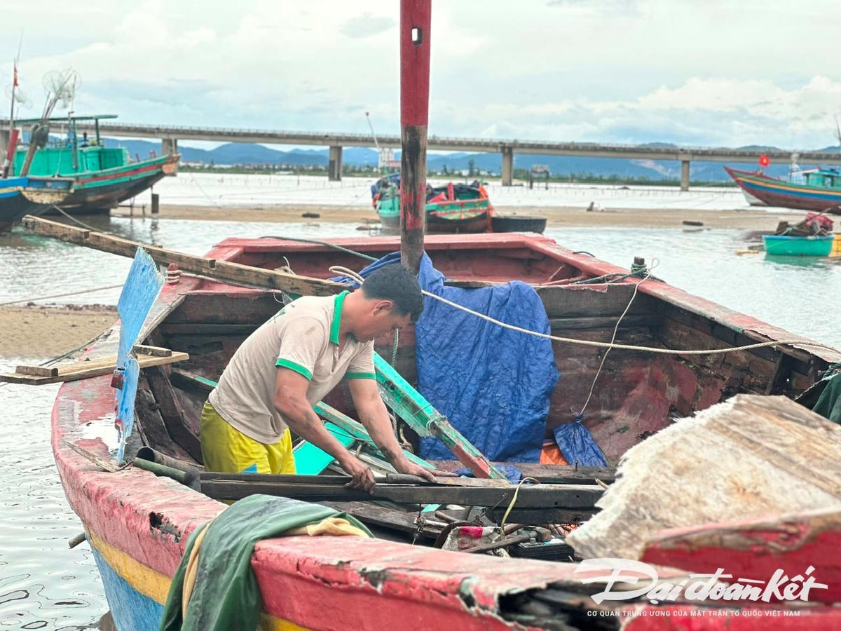 Ngư dân vớt vát sửa sang lại chiếc thuyền sau khi bão đánh phá hư hỏng. Ảnh HN.