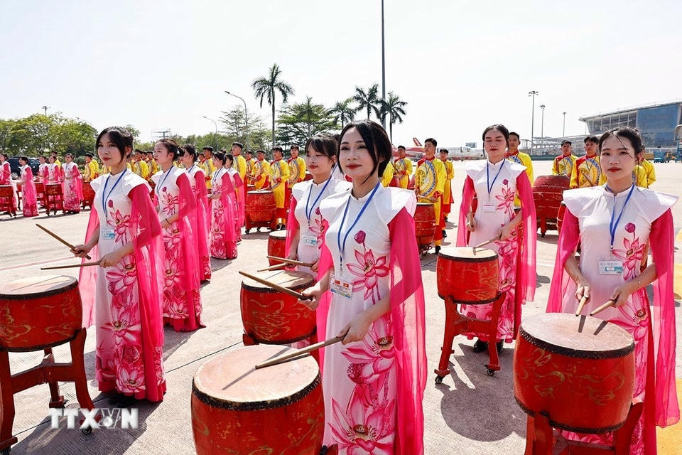 Màn biểu diễn trống hội tại lễ tiễn Tổng Bí thư, Chủ tịch nước Tập Cận Bình ở Sân bay quốc tế Nội Bài. (Ảnh: TTXVN)