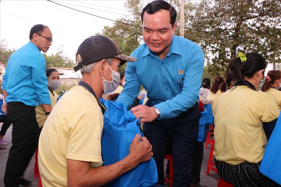 Ông Nguyễn Đình Khang - Uỷ viên Trung ương Đảng, Chủ tịch Tổng LĐLĐVN trao quà Tết tới người lao động. Ảnh: Đình Trọng