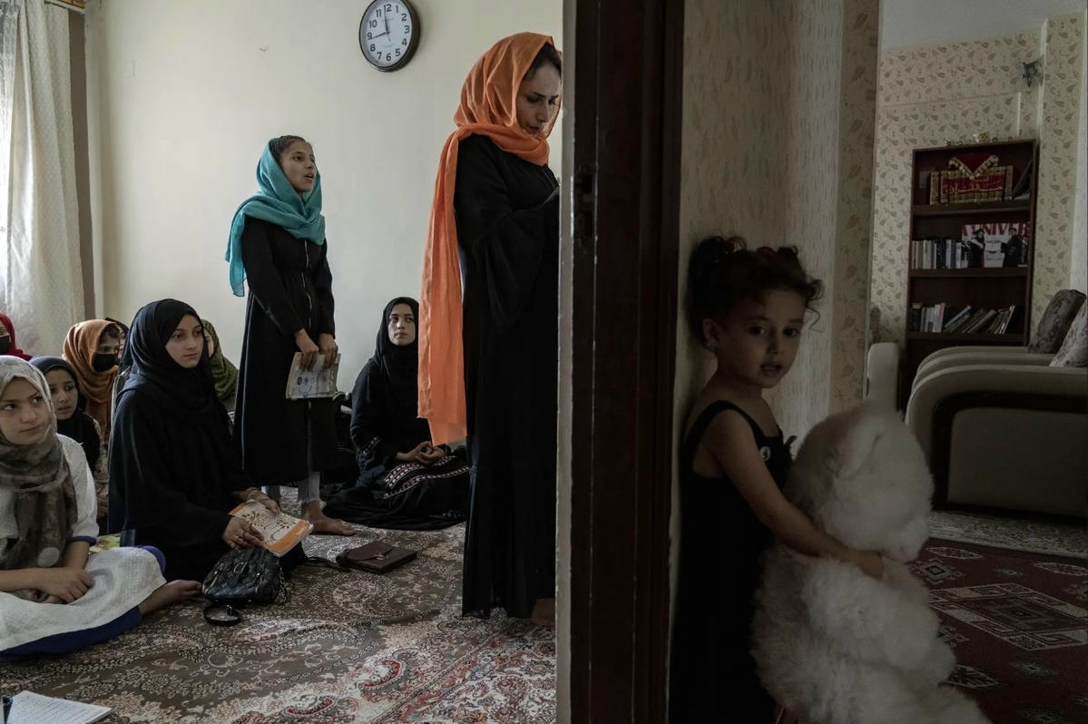 Các cô gái tham gia một lớp học trong một trường học dưới lòng đất. Không có dấu hiệu nào cho thấy lực lượng Taliban cầm quyền sẽ cho phép các em trở lại trường học. Ảnh: Ebrahim Noroozi / AP.