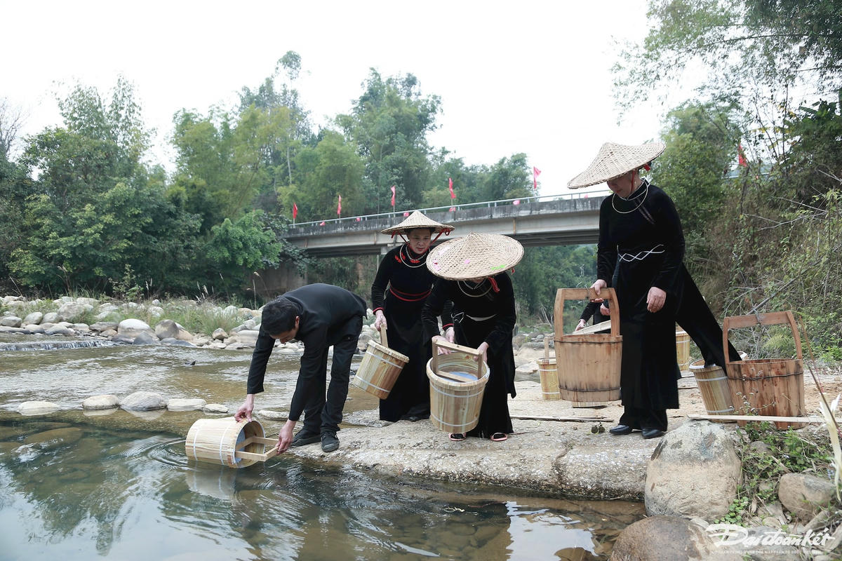 W_ong-nguoi-lay-nuoc-se-noi-_lay-nuoc-huong-nam-khong-lam-cung-giau-co-lay-nuoc-huong-dong-an-sung-mac-suong_-roi-muc-lay-nuoc.jpg
