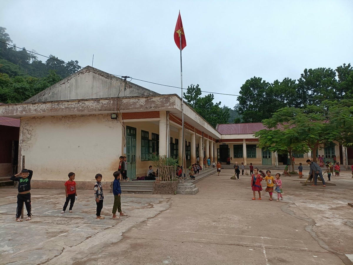 Con em đồng bào Si La được đến trường học hành đầy đủ.