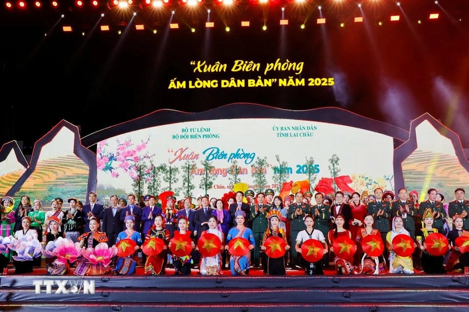 Chủ tịch nước Lương Cường với các đại biểu dự Chương trình Giao lưu nghệ thuật “Xuân Biên phòng ấm lòng dân bản” năm 2025. (Ảnh: Lâm Khánh/TTXVN)