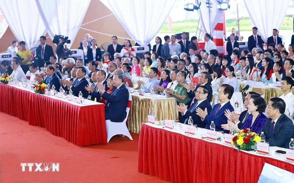 Tổng Bí thư Tô Lâm và Thủ tướng Phạm Minh Chính dự và chủ trì tại điểm cầu Trung tâm Triển lãm Việt Nam. (Ảnh: Dương Giang/TTXVN)