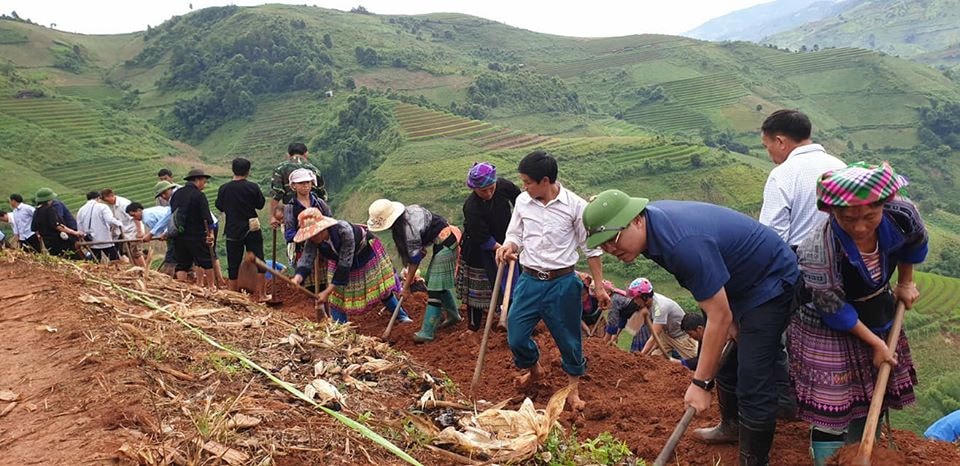 Ngày cuối tuần cùng dân là việc làm ý nghĩa ở Mù Cang Chải đáng để nhiều nơi học tập. Ảnh: Thu Thuỷ