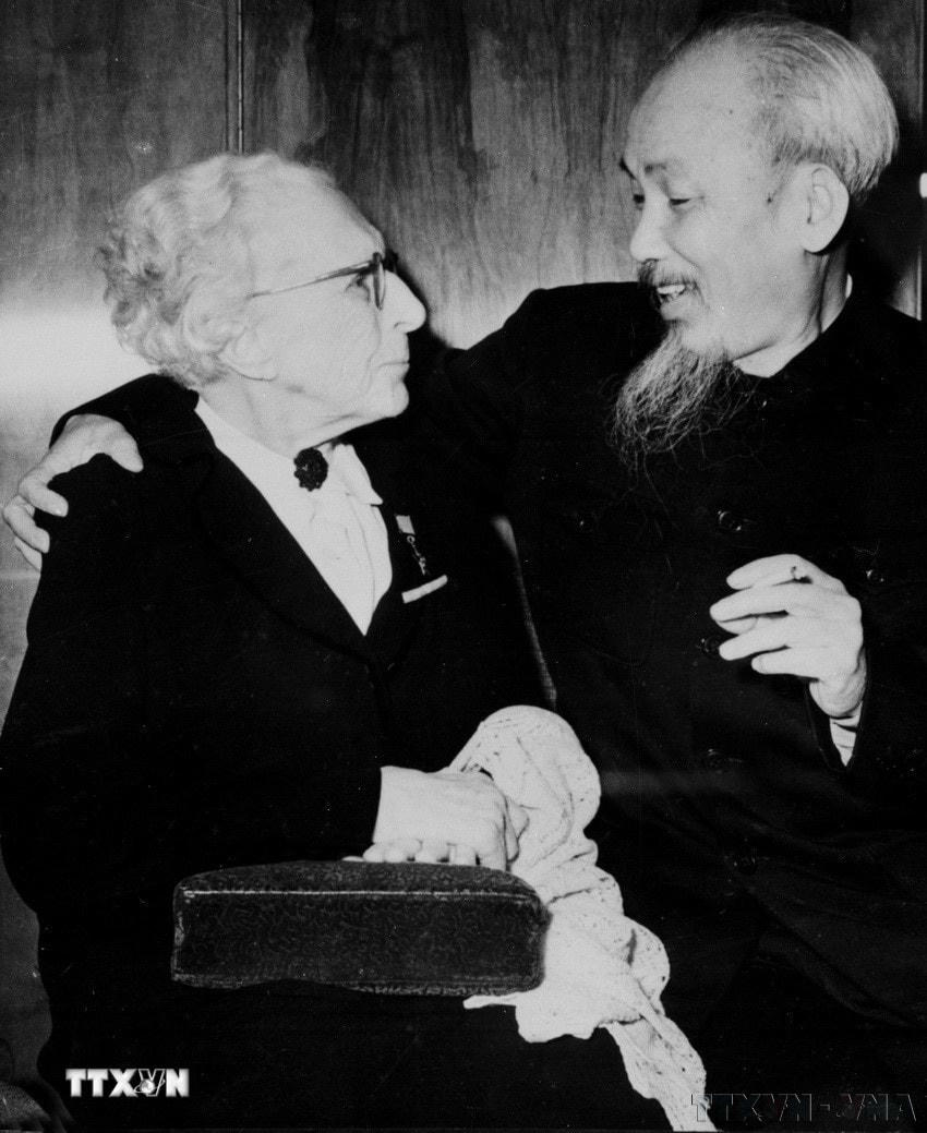 Chủ tịch Hồ Chí Minh với nữ đảng viên từ năm 1898, đại biểu cao tuổi nhất tại Đại hội 22 Đảng cộng sản Liên Xô (10/1961). (Ảnh: TTXVN)