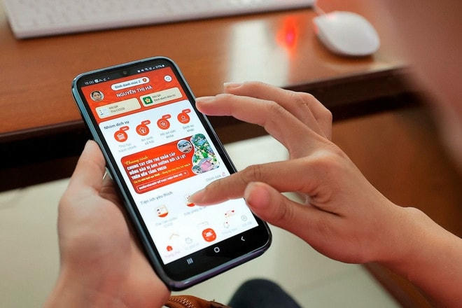 Hướng dẫn người dân hướng dẫn người dân đăng ký, sử dụng ứng dụng VNeID. (Ảnh: Minh Quyết/TTXVN) dich-vu-cong-truc-tuyen-2089.jpg