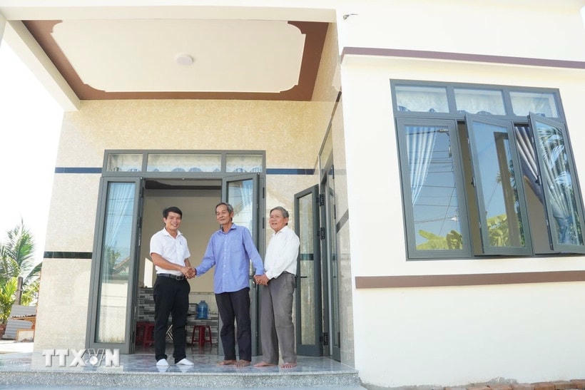 Một gia đình chính sách vui mừng khi chuyển về ngôi nhà mới được xây dựng kiên cố nhờ sự hỗ trợ kinh phí từ các nhà hảo tâm. (Ảnh: Đinh Hương/TTXVN)
