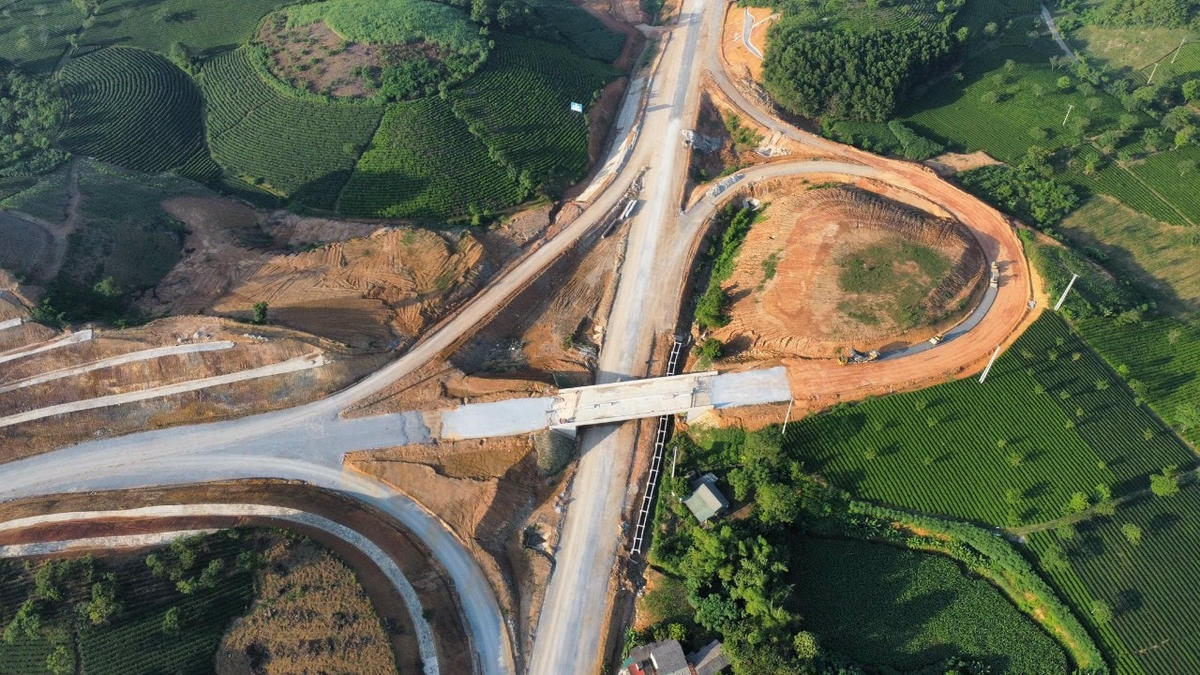 Dự án có vai trò quan trọng trong phát triển kinh tế - xã hội, bảo đảm quốc phòng, an ninh vùng Tây Bắc; khi tuyến đường đưa vào sử dụng sẽ đáp ứng được nhu cầu vận tải ngày càng tăng cao, nâng cao hiệu quả khai thác, rút ngắn thời gian, khoảng cách kết nối giữa tỉnh Hà Giang, Tuyên Quang, Phú Thọ với vùng kinh tế trọng điểm Bắc Bộ và thủ đô Hà Nội. Ảnh: Ngô Hùng
