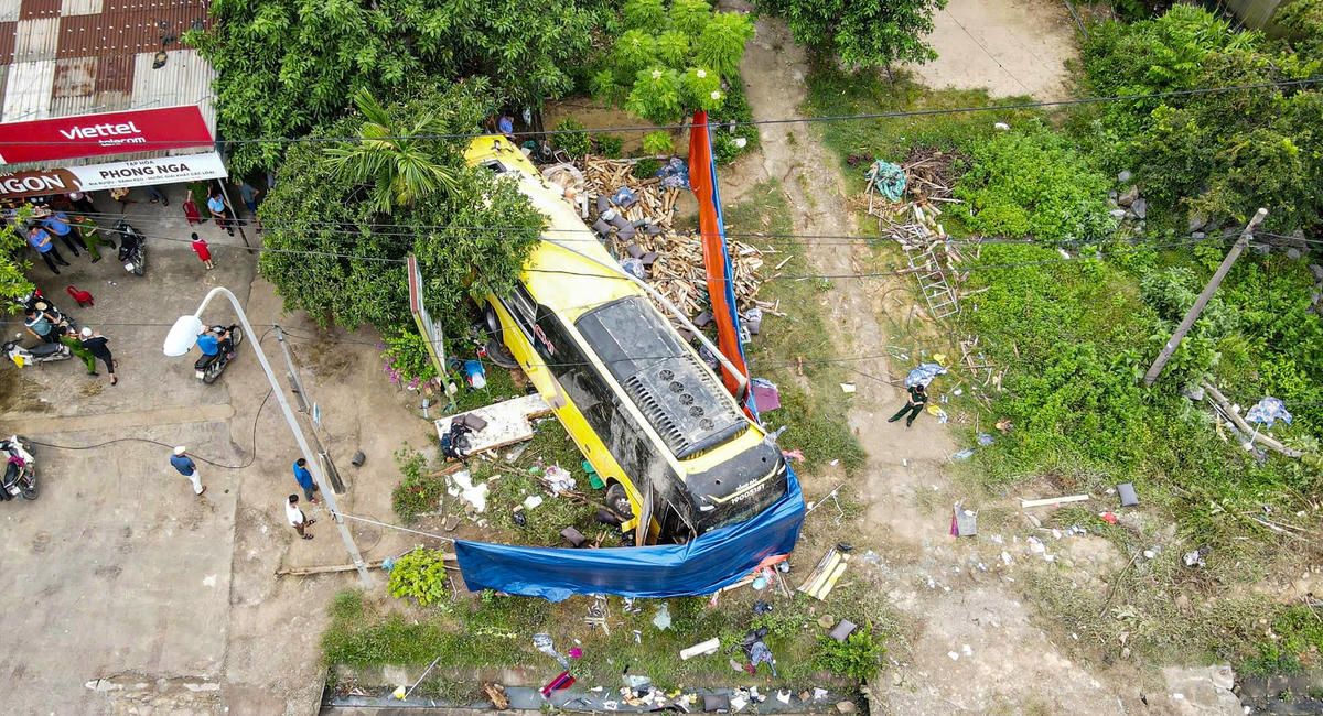 Vào thời gian trên, xe ô tô giường nằm BKS 43F - 007.76 thuộc nhà xe Tân Kim Chi chuyên tuyến Đà Nẵng – Hà Nội do tài xế Lê Ngọc Thành (36 truổi, trú tại phường Đông Quang, tỉnh Thanh Hóa) điều khiển, lưu thông theo hướng Hà Nội đi Đà Nẵng. Ảnh: Cẩm Kỳ