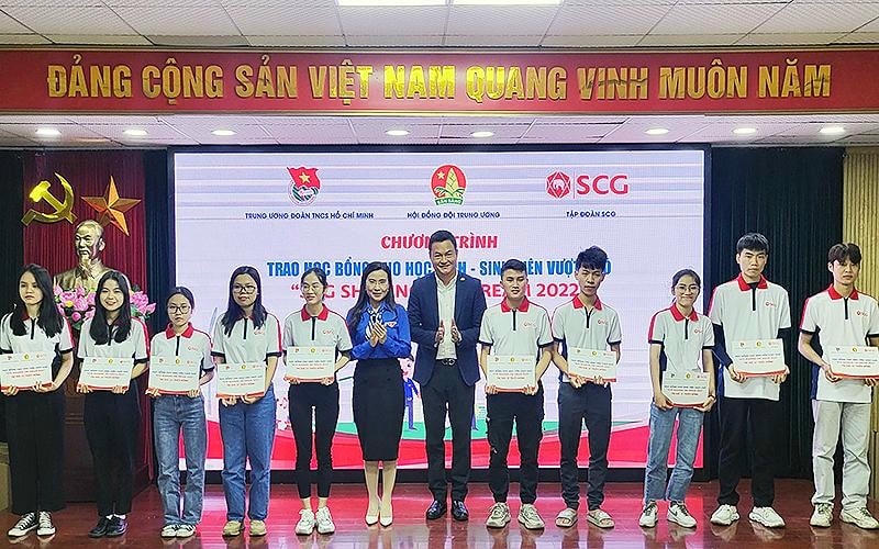 Ban tổ chức trao học bổng tặng một số đại diện sinh viên có hoàn cảnh khó khăn tại chương trình.