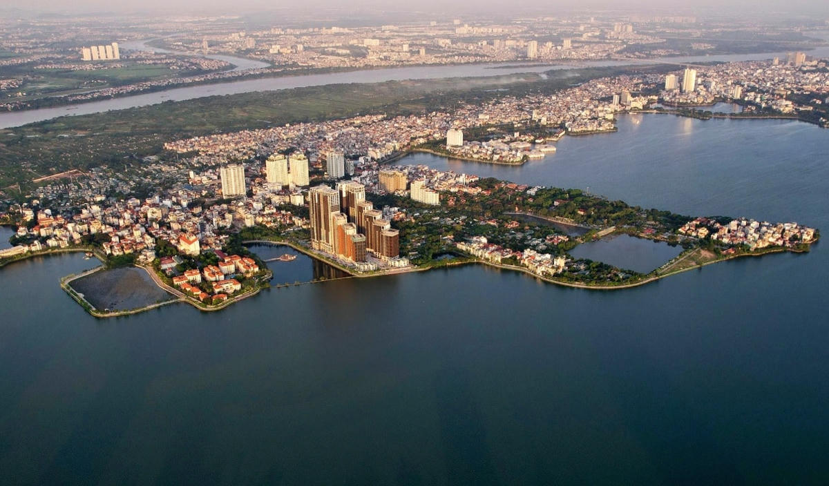 Toàn cảnh bán đảo Quảng An (quận Tây Hồ), phía xa là sông Hồng uốn lượn.