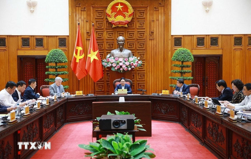 Thủ tướng Phạm Minh Chính chủ trì cuộc họp về mức áp thuế mới của Hoa Kỳ đối với hàng hoá nhập khẩu từ Việt Nam. (Ảnh: Dương Giang/TTXVN)