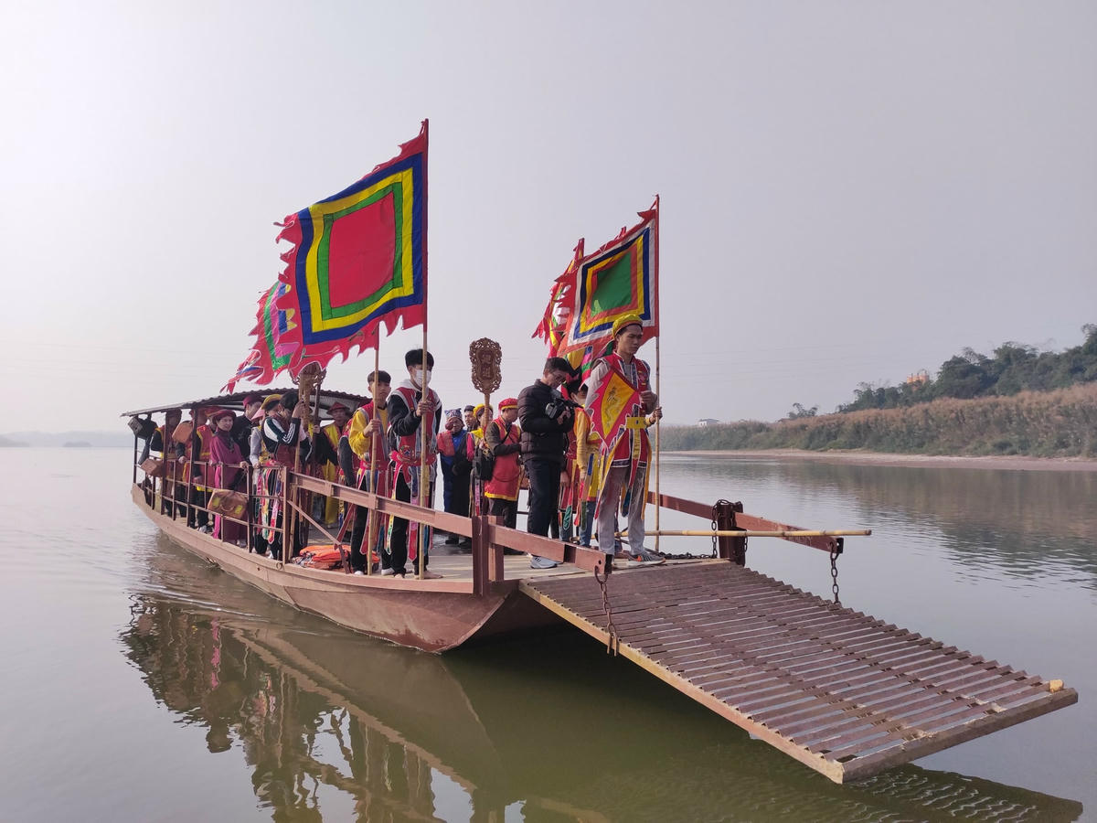 Đoàn lên thuyền ra giữa sông, chọn nơi nước trong, sạch nhất. Ảnh Ngọc Hải