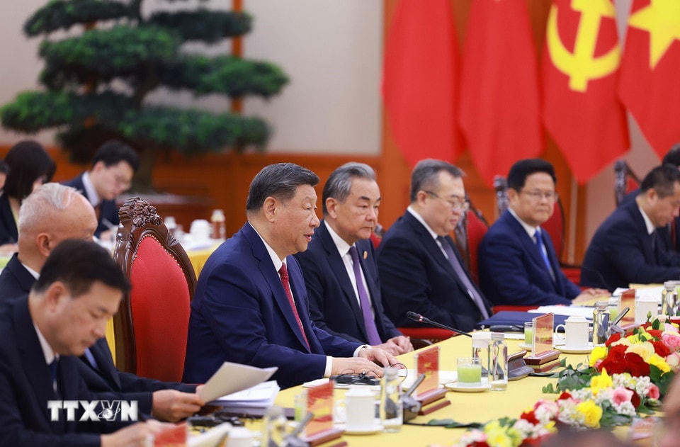 Tổng Bí thư, Chủ tịch nước Tập Cận Bình và Đoàn cấp cao Trung Quốc tại cuộc hội đàm với Tổng Bí thư Tô Lâm. (Ảnh: Dương Giang/TTXVN)