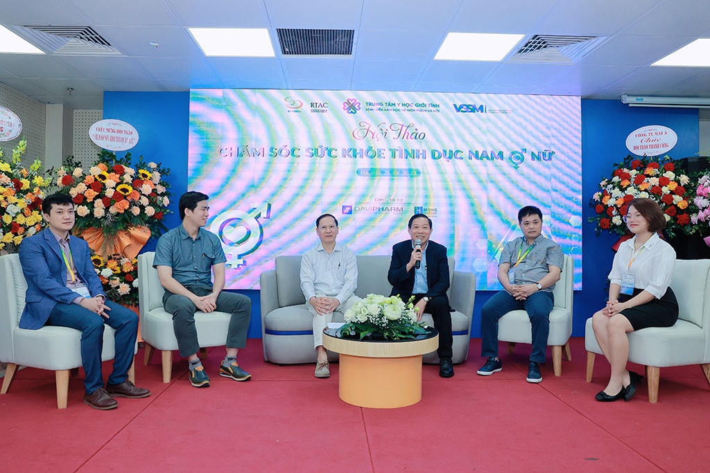 Hội thảo thu hút hơn 100 đại biểu tham dự trực tiếp và gần 200 đại biểu tham dự trực tuyến. 