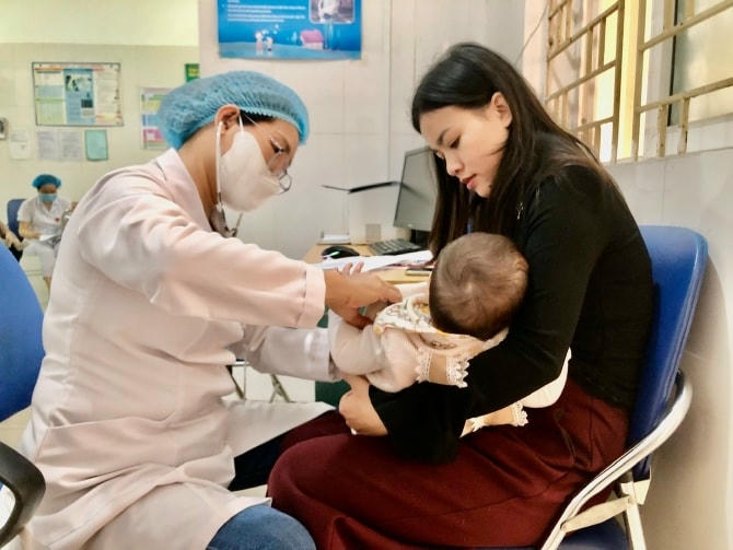 Khám sàng lọc cho trẻ đến tiêm chủng vaccine phòng bệnh sởi tại quận Hà Đông. Ảnh: CDC Hà Nội