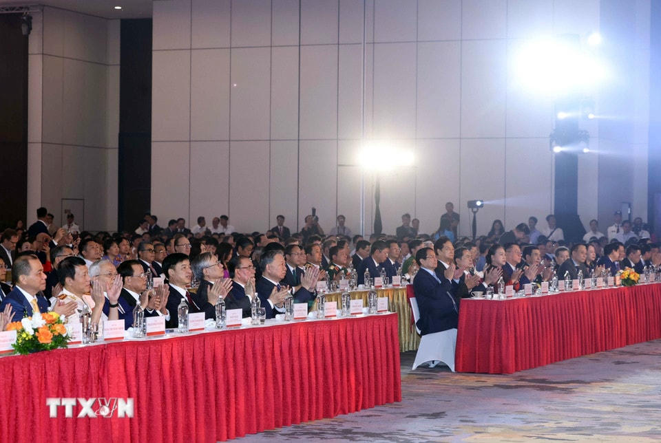 Tổng Bí thư Tô Lâm, Thủ tướng Phạm Minh Chính cùng các đại biểu dự Lễ khai mạc Triển lãm 